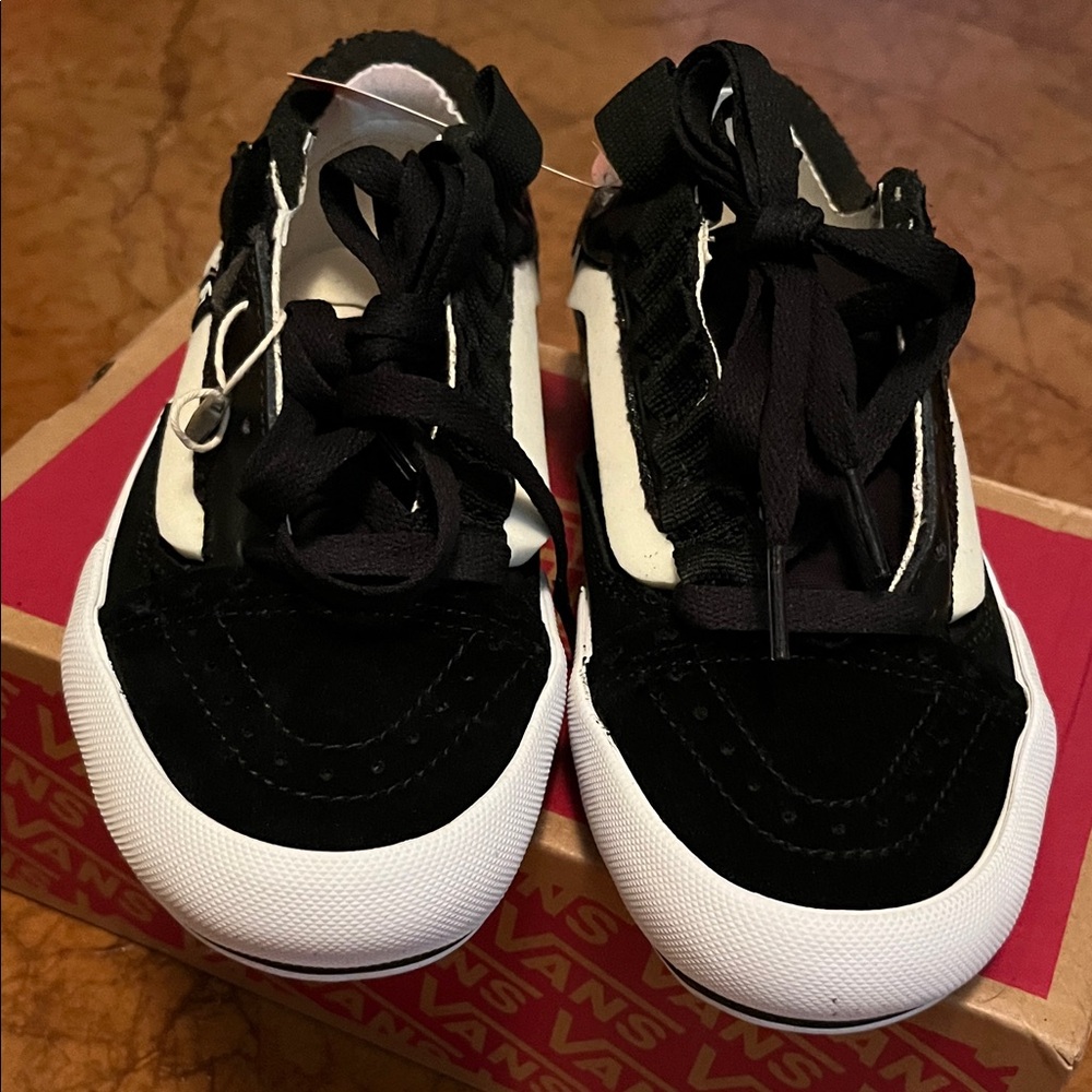 NEW Vans Black and White Low-Top Sneakers Old Skool Cap size 5.5W or 4.0mens - Picture 2 of 9